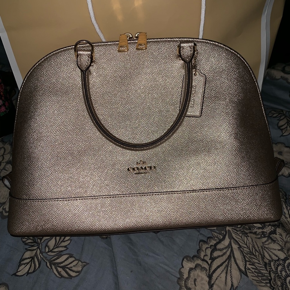 SOLD🌺🌼Coach Sierra